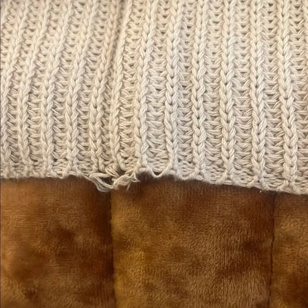 ✨3/$20 Le Lis Cream Cowl Neck Sleeveless Sweater - Picture 2 of 3